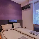 Extravaganzzo - Super Central One Bedroom Modern Apartment