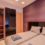 Extravaganzzo - Super Central One Bedroom Modern Apartment